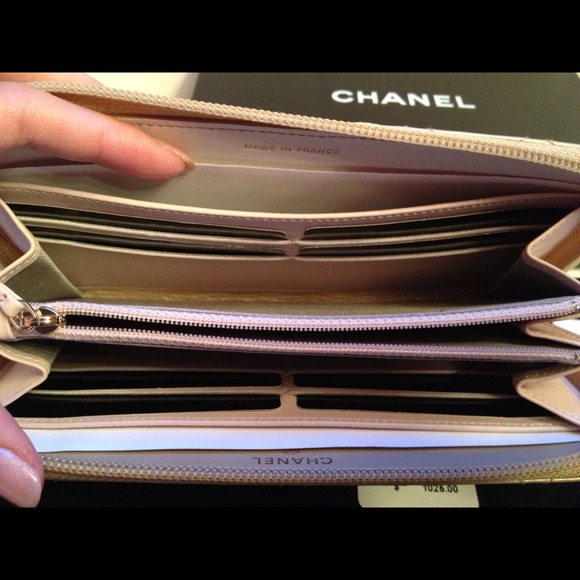 ***SOLD***Pre owned Chanel zip wallet Gold - Picture 3 of 4