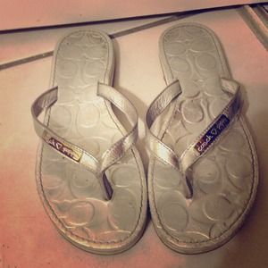 🔴SOLD🔴Coach Poppy Leather Silver Flats Sandals