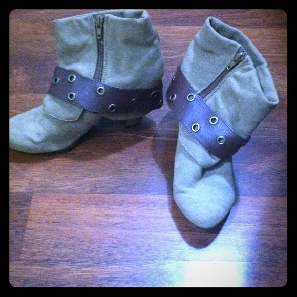 Boots/heels.