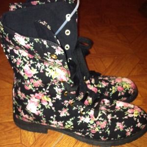 SOLD Flower/ floral printed boots SZ 9