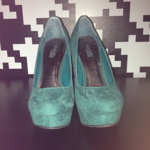 Deep green pumps