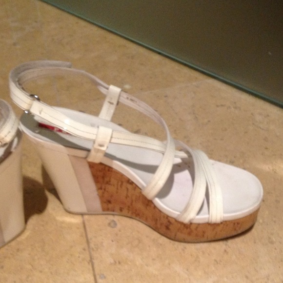 Prada - Picture 2 of 3