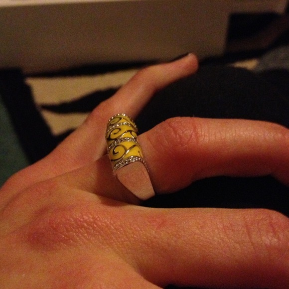 🚫SOLD🚫Yellow Band Silver Size 5 Ring! - Picture 2 of 2