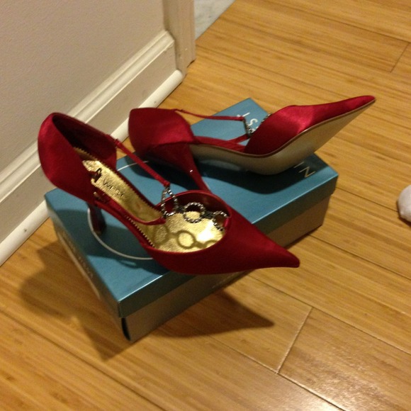 Reduced NWT red satin shoes with exquisite jewels - Picture 2 of 4