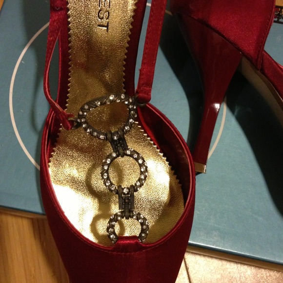 Reduced NWT red satin shoes with exquisite jewels - Picture 3 of 4