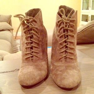 Fabulous grey suede Seychelles ankle boots!