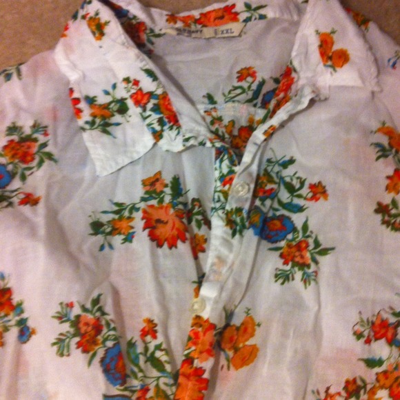 💥SOLD💥Women's Shirt - Picture 3 of 4