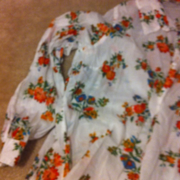 💥SOLD💥Women's Shirt - Picture 4 of 4