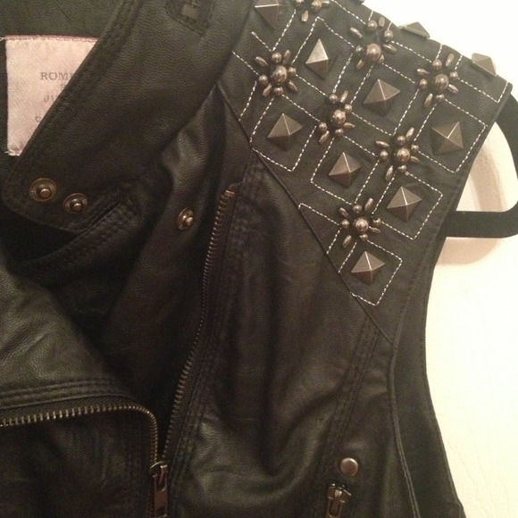 ⛔️Sold⛔️Studded leather vest - Picture 2 of 3