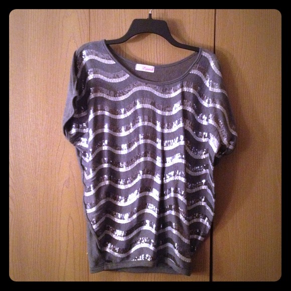 ❤SOLD❤ Gray sparkly top!!!