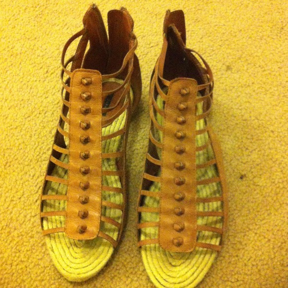 Tan strappy summertime sandals!