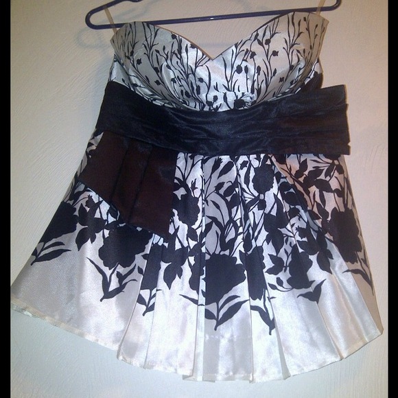 **$10 off!!** Strapless cream and white party top - Picture 2 of 3