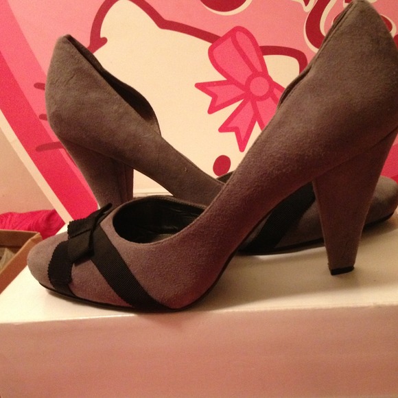 Grey heels with a bow