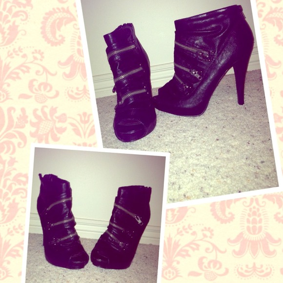 Speed Limit 98 peep toe booties