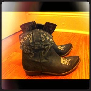 Boutique 9 Cowboy Boots ( price negotiable)