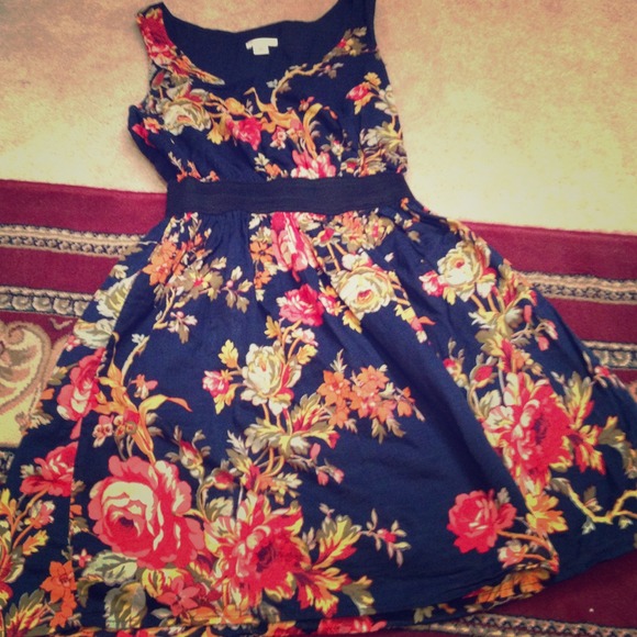 Floral dress, with a stretchy belt attached