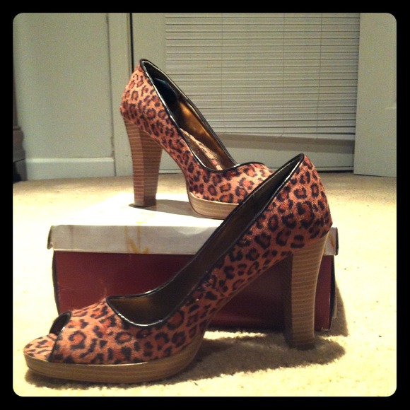 Cheetah print varsavia viamara heels! Really cute!