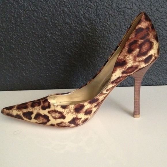 SOLD!!!!Guess shoes - Picture 2 of 3