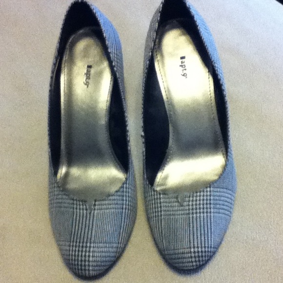 Beautiful apt. 9 herringbone pumps