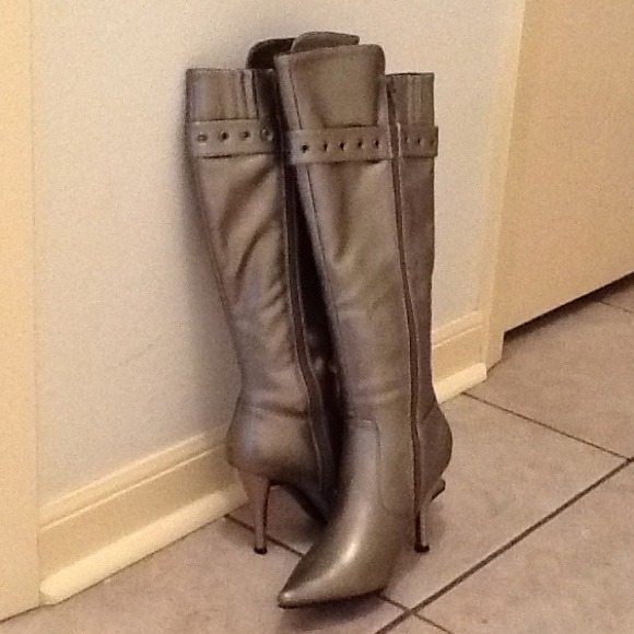 High Knee Fashionable Boot ( NWOT)