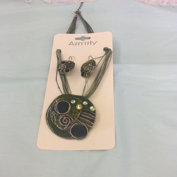 Ethnic necklace with rhinestones