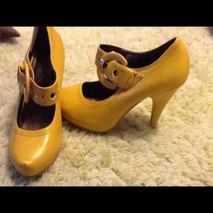 Cute mustard yellow heels rarely used