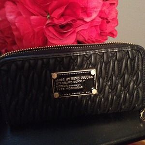 Marc by Marc Jacobs zip around black wallet