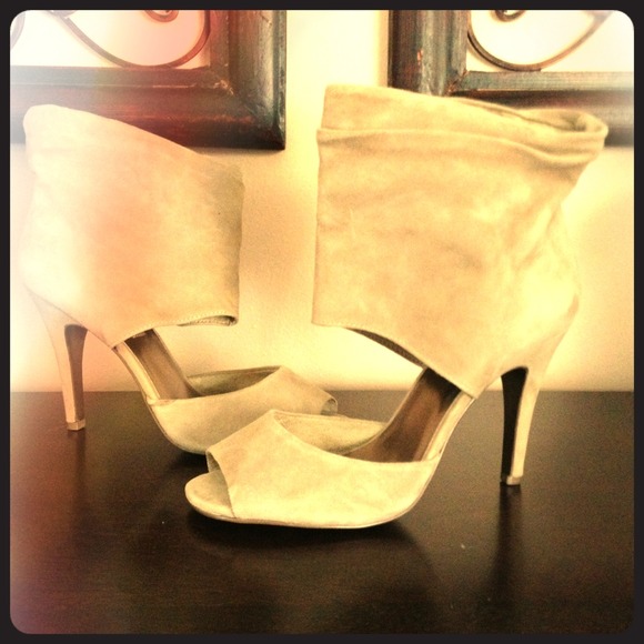 Steve Madden peep toe heel booties. Never worn!