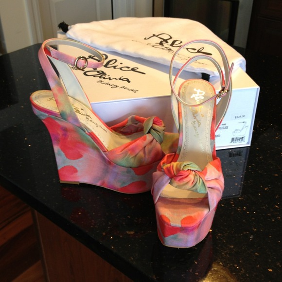 Brand-new Alice & Olivia Ilise floral wedges sz 38