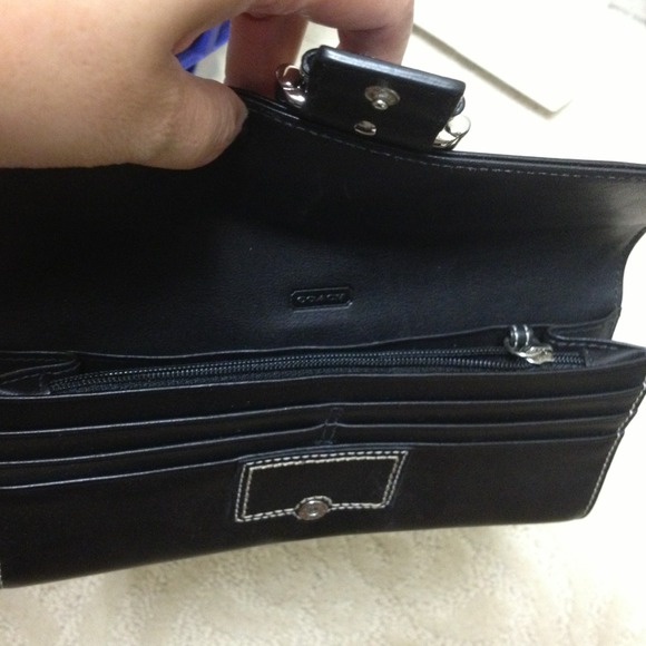 Coach wallet!! Authentic !!! - Picture 2 of 2