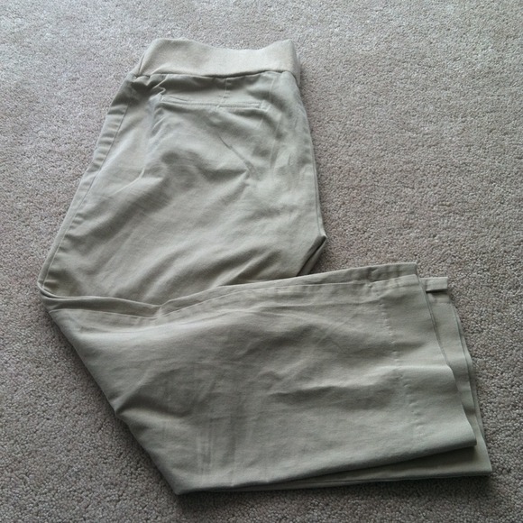 Old navy maternity tan capri pants