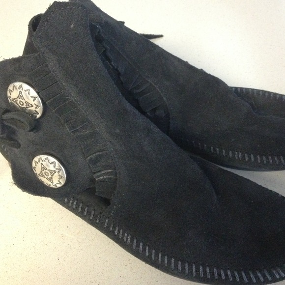 ❤❤SOLD❤❤Minnetonka booties - Picture 1 of 4