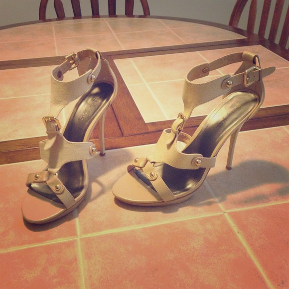 4 inch. Strap heels beige