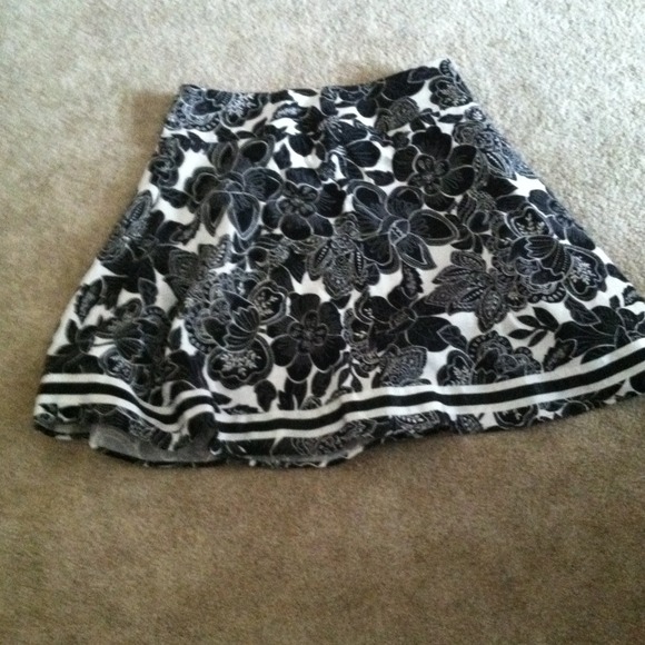 Black and white skirt never worn