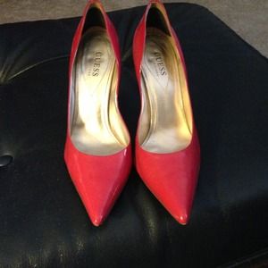 Hot pink Guess pumps!