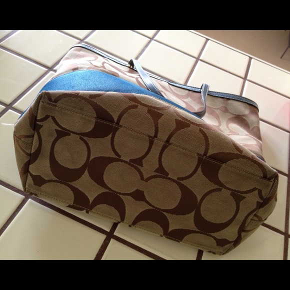 Authentic Coach purse. ⚡Just reduced⚡ - Picture 3 of 3