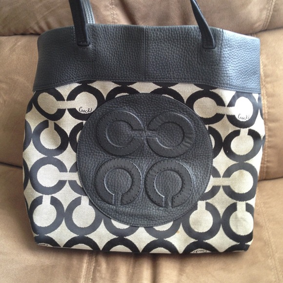 💯% Authentic Coach!! Will not last at this price!
