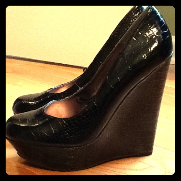 Black wedges