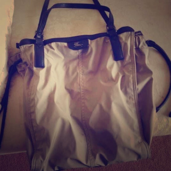 LOOKING FOR THIS BURBERRY TOTE. IDC WHAT COLOR !