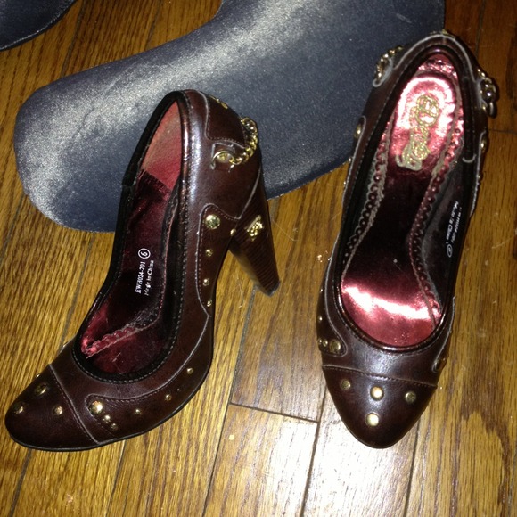 Dereion brown gold studded pumps