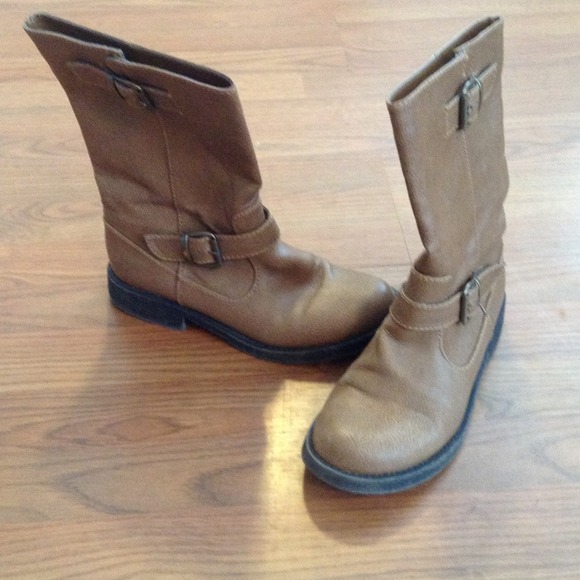 SOLD!!!!!  PRICE CUT!!  Mid calf boots