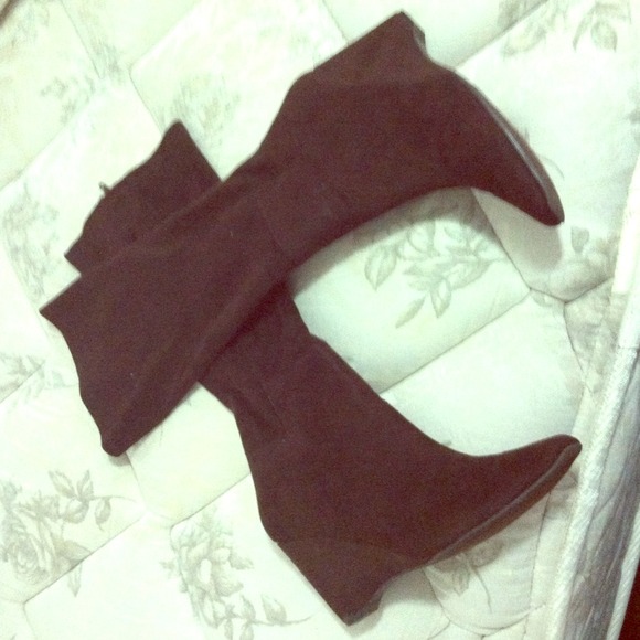 Wedge brown suede boots!