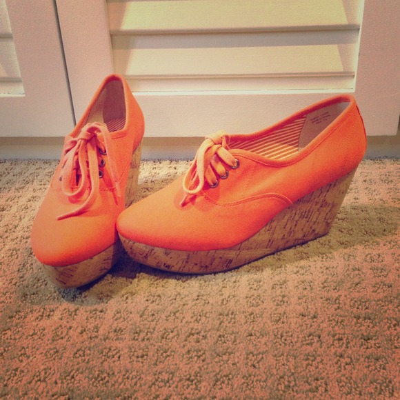 NWOB 80%20 Cork Wedge Lace Up in Coral size 7.5