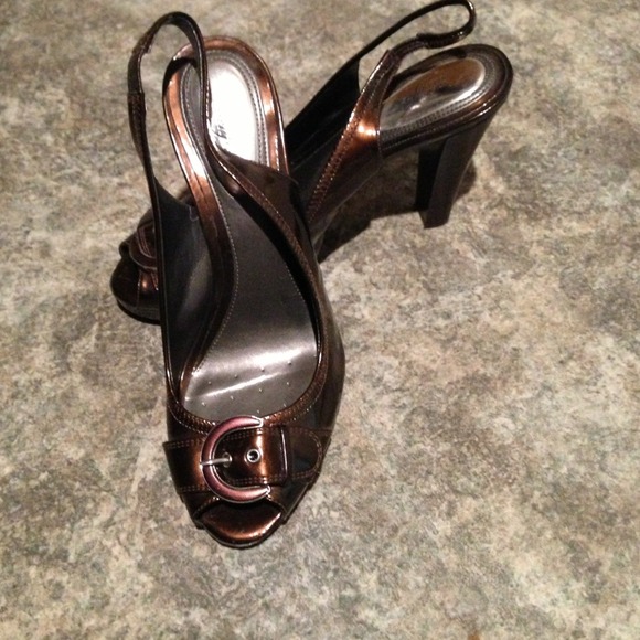 💥REDUCED💥Alfani peep toe heels. Amarante color