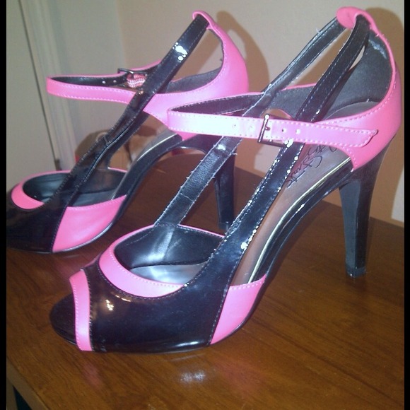 **REDUCED** Black and pink patent heels - Picture 2 of 3