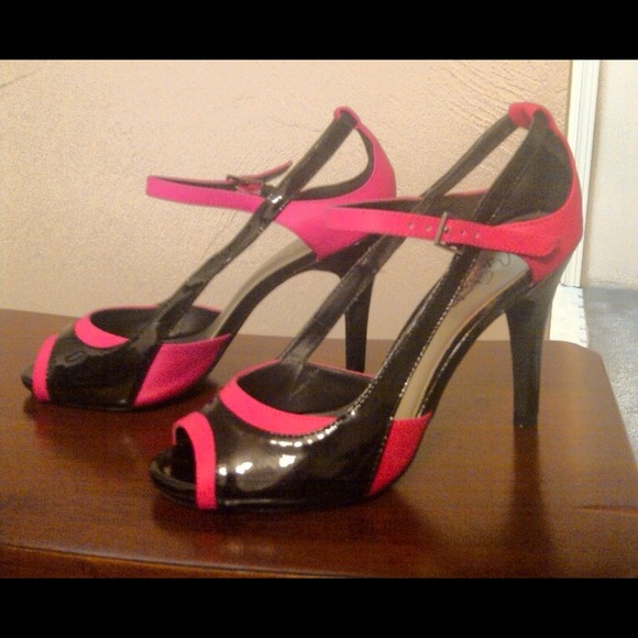 **REDUCED** Black and pink patent heels - Picture 3 of 3