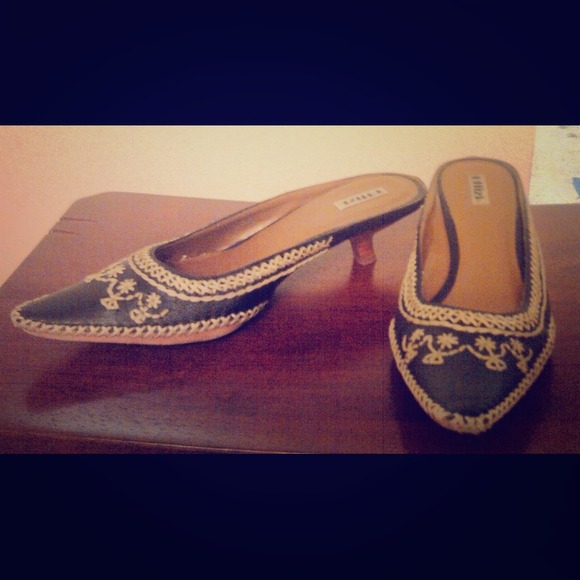Leather kitten heel pumps.