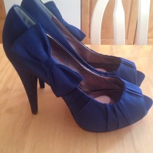 Paris Hilton blue heel