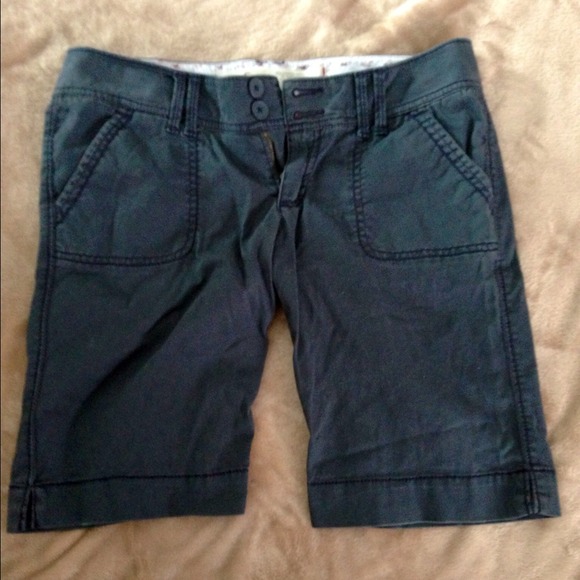 Hollister capri/shorts.