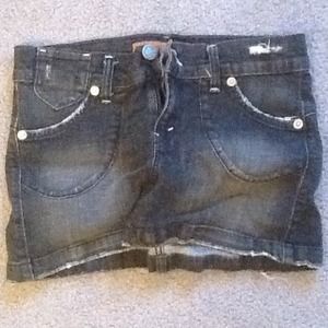 Levi's distressed skirt